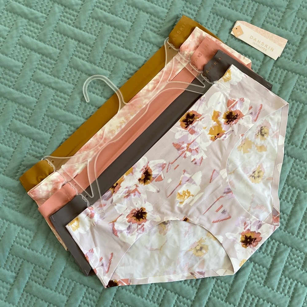 Danskin Intimates 5 Pack No Show Hipsters NWT